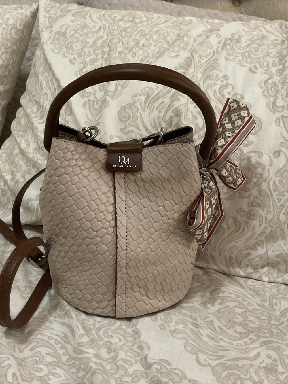 Duomi Daishu Small Tan and Brown Bucket Shoulder Crossbody Bag with Tie NWOT - Picture 3 of 12